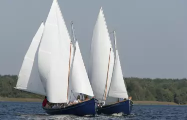 Meeting Guide Berlin Teamgeist Zwei Segelboote auf dem See
