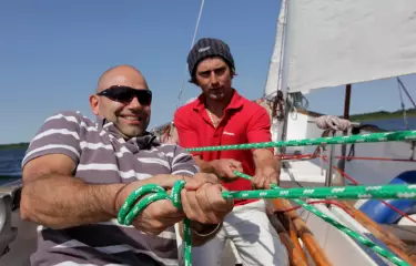 Meeting Guide Berlin Teamgeist Zwei Männer an Bord eines Segelbootes