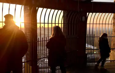 Meeting Guide Berlin Panoramapunkt am Potsdamer Platz Besucher auf der Besucherplattform bei Sonnenuntergang