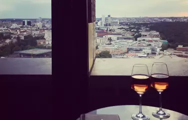 Meeting Guide Berlin Panoramapunkt am Potsdamer Platz zwei Sektgläser auf dem Tisch