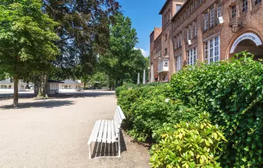 Meeting Guide Berlin Rennbahn Hoppegarten Besucherplatz mit Haupttribüne
