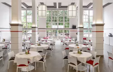 Meeting Guide Berlin Rennbahn Hoppegarten Saal in der Haupttribüne mit runden Tischen und Stühlen