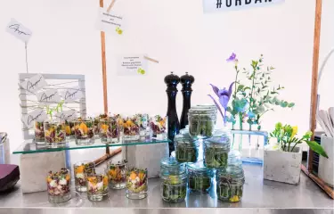 Meeting Guide Berlin Culpepper Catering Modernes Catering Buffet mit Essen in kleinen Gläsern