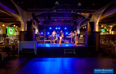 Meeting Guide Berlin Hofbräu Berlin Eventetage Bühne mit Licht- und Soundanlage