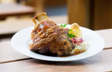 Meeting Guide Berlin Hofbräu Berlin Bayerische Spezialitäten Unser beliebtestes Gericht: Resche Haxe 