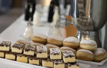 Meeting Guide Berlin, Tagungshotel, Jugendherberge Berlin Ostkreuz, Pausenverpflegung mit Kaffee, Tee, Gebäck, Kuchen, Obst oder Süßigkeiten