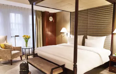 Meeting Guide Berlin, Tagungshotel Adlon Kempinski Berlin, Bett in der Lindensuite