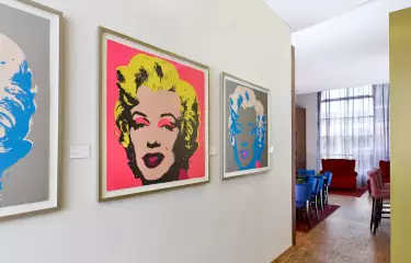 Lobby-Bereich mit Bildern von Marlene Dietrich im Tagungshotel Park Plaza Berlin in Berlin