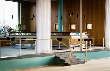 Eventlocation Palais am Funkturm miz Blick auf die Bar im Stil der 50er/60er Jahre 