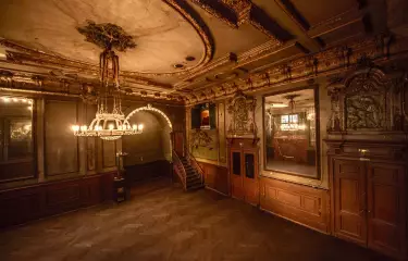 Meeting Guide Berlin, historical event location Clärchens Ballhaus, empty hall of mirrors
