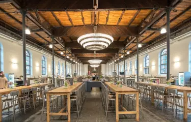 Festsaal der Eventlocation Bolle Festsäle mit heller Beleuchtung