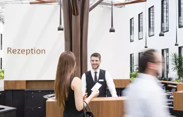 Friendly reception at the reception of the conference hotel Mercure Hotel MOA Berlin