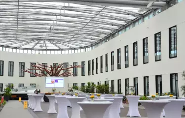 Meeting Guide Berlin Mercure Hotel MOA Berlin Räumlichkeit mit Stehtischen