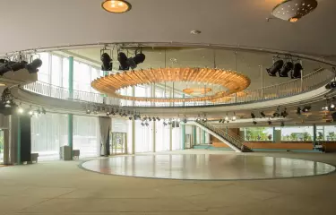 Erdgeschoss der Eventlocation Palais am Funkturm im Stil der 50er/60er Jahre