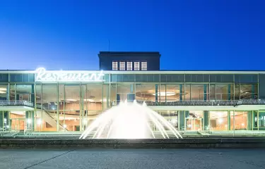 Beleuchtete Außenansicht der Eventlocation Palais am Funkturm bei Nacht