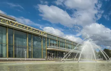 Außenansicht des Restaurants der Eventlocation Palais am Funkturm mit Blick auf den Brunnen