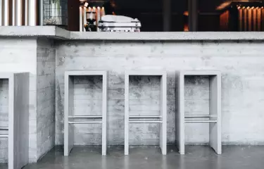 Bar mit hohen Hockern in der Eventlocation Haus Ungarn