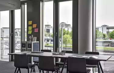 Meetingraum in den Design Offices mit Blick auf Reichstag