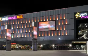 Außenansicht der Verti Music Hall bei Nacht beleuchtet