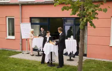 Tagungsgarten mit Stehtischen