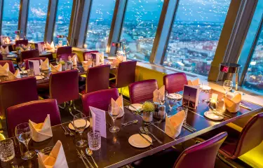 Dreh-Restaurant Sphere im Berliner Fernsehturm mit gedecktem Tisch