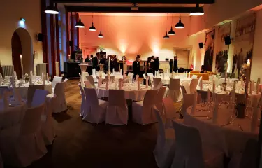 Aula mit runden Tischen für ein Abend Event