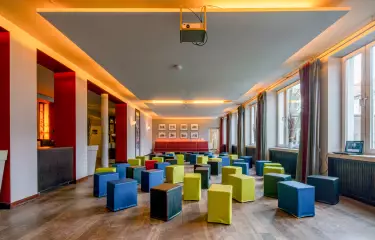 Restaurant mit bunten Sitzhockern