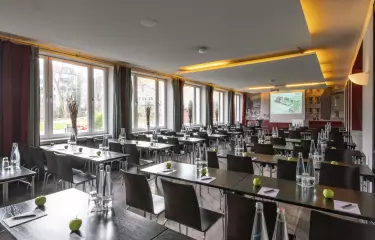 Restaurant mit Tisch- und Stuhlreihen