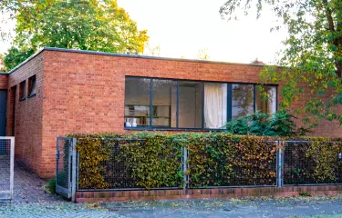 Außenansicht des Mies van der Rohe Haus in Berlin