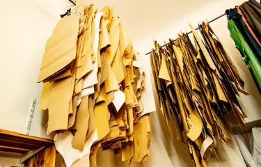 Schnittmuster hängend an einer Stange