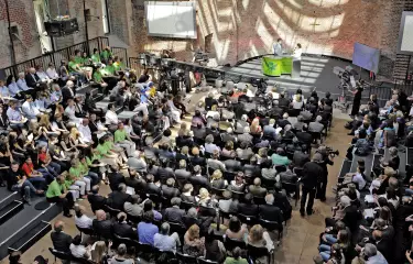 Menschen bei einer Preisverleihung in der St. Elisabeth Kirche