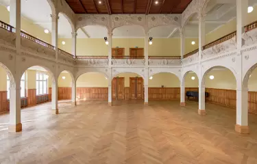 Blick auf die Galerie im Saal der Eventlocation Villa Elisabeth