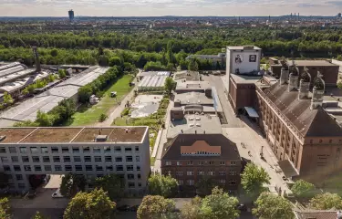 Außenansicht Malzfabrik Vogelperspektive auf Innenhof, Wals am Horizont, Gebäudekomplex im Vordergrund