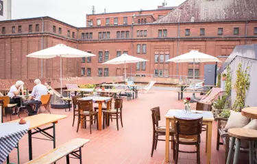 Meeting Guide Berlin Das Freizeitbecken inmitten des Parks – direkt neben der Malzfabrik – lädt zum Erholen ein 