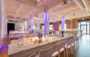 Capitol Yard Golf Lounge Firmenevent mit DInnertischen