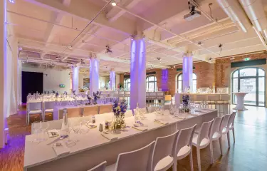 Firmenevent in der Capitol Yard Golf Lounge mit Dinnertischen