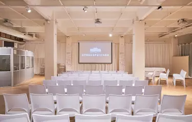 Konferenz mit Reihenbestuhlung und Dolmetscherkabinen