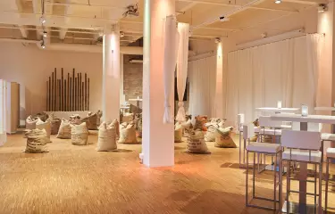 Firmenevent mit Sitzsäcken, Stehtischen und Barhockern