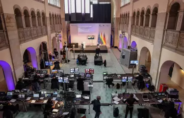 Blick auf die aufgebaute Technik bei einem Hybrid Event in der Haupthalle im Stadtbad Oderberger