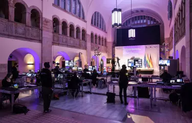 Blick auf Technik und Haupthalle bei einem Hybrid Event im Stadtbad Oderberger