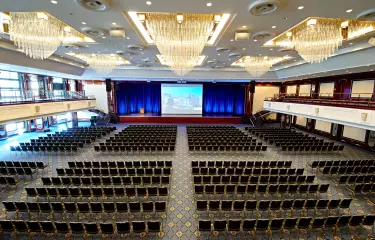 Großer Tagungsraum mit Stuhlreihen