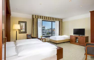 Hotelzimmer mit drei Betten