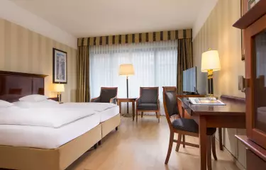 Hotelzimmer mit Doppelbett und Schreibtisch