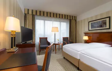 Hotelzimmer mit Flatscreen, Schreibtisch und Sitzgelegenheit