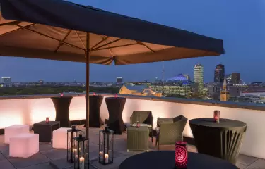Dachterrasse bei Nacht mit Blick auf den Potsdamer Platz