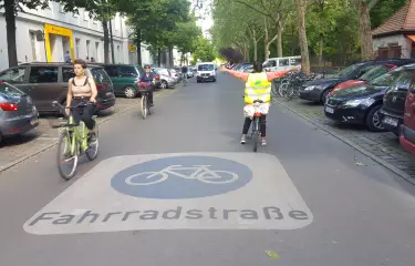 Gäste der nachhaltigen Zukunftstour fahren mit dem Fahrrad durch Berlin