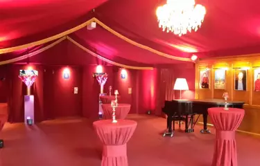 Foyer mit Stehtischen und einem Flügell