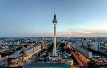 Panorma mit Berliner Fernsehturm in der Dämmerung