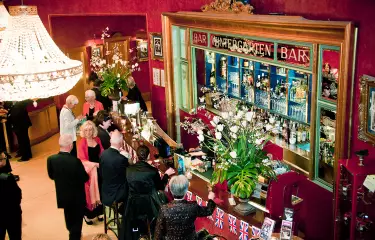 Blick auf die Bar im Foyer