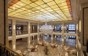 Lobby 1. OG, mit Kronleuchter, Ausstellungsfläche 